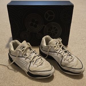 KD 16TB Black And White Mens Size 9 With Box Same Day Shipping